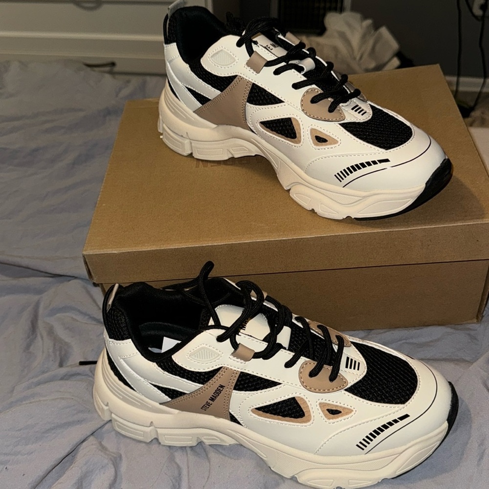 Steve Madden sneakers never worn size 10